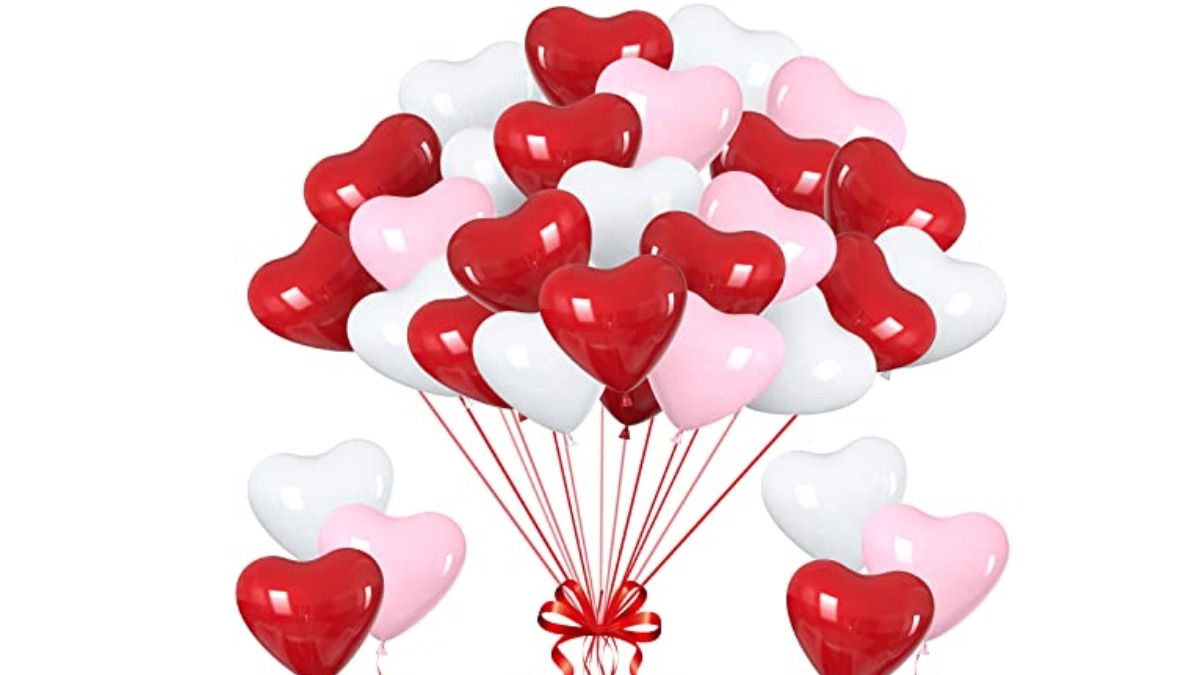 Globos en forma de corazón rojos, rosados y blancos de la decoración Feliz Aniversario
