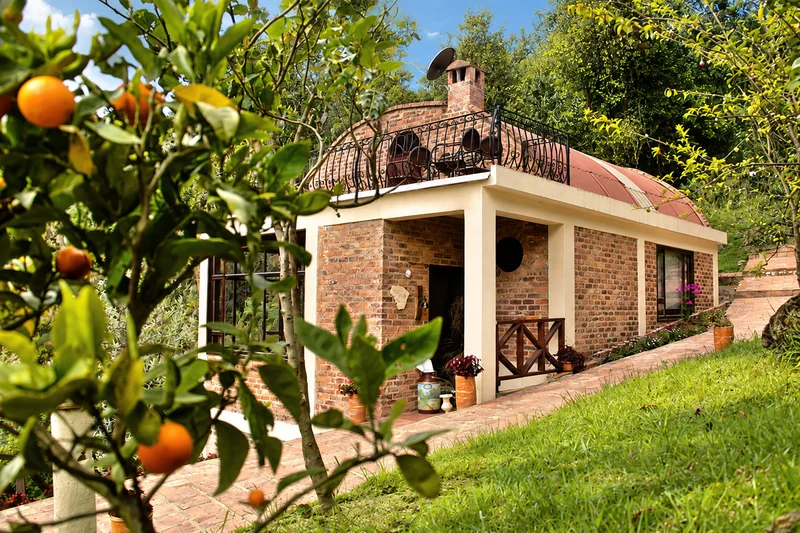 Sendero entre jardines hacia una cabaña