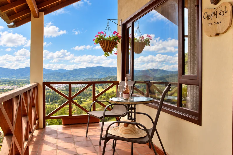 Jacuzzi junto a ventanales y montañas