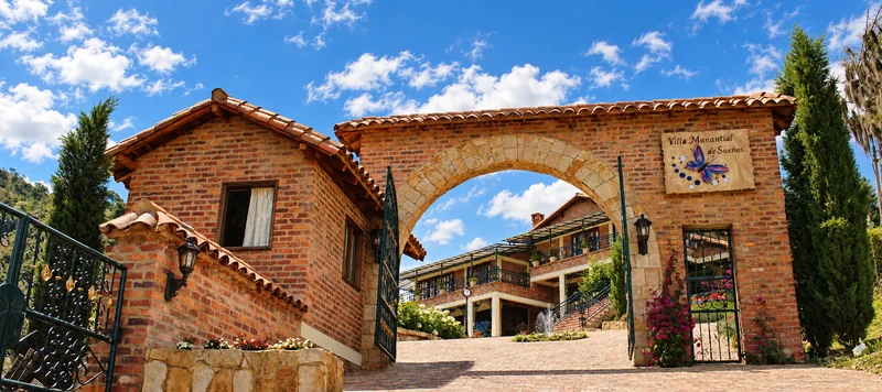 Exterior de un alojamiento de ladrillo con las puertas abiertas
