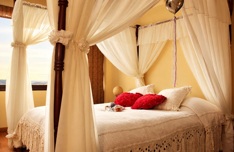 Cama con dosel y detalles románticos